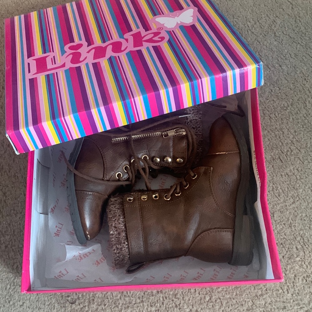 Links combat boots